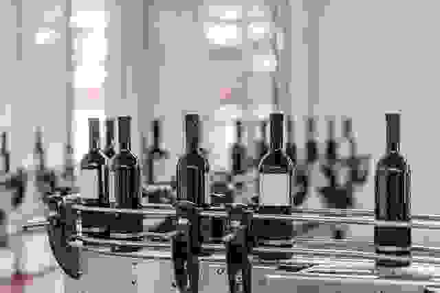 Red wine bottling and sealing conveyor line